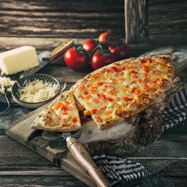 Kaşarlı Domatesli Pide