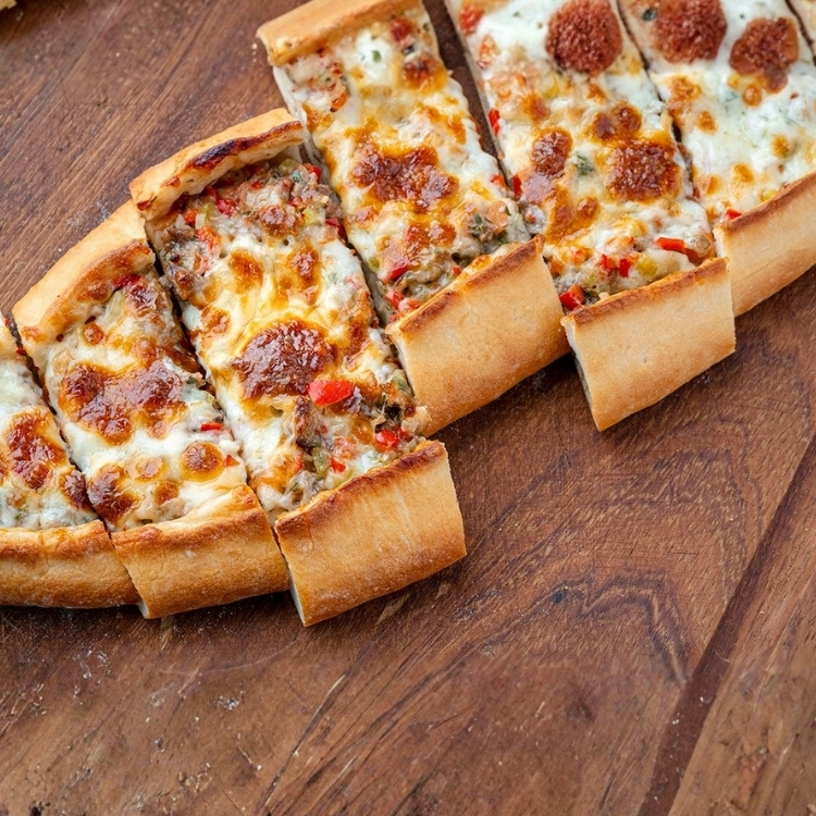 Kuşbaşılı Kaşarlı Pide