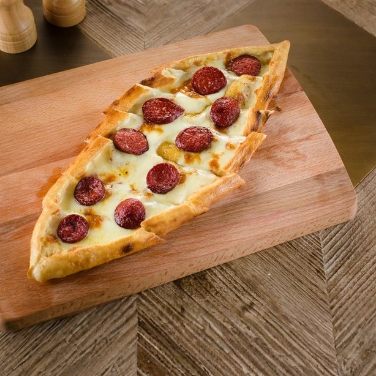 Kaşarlı Sucuklu Pide